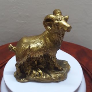 Tượng dê bằng đồng vàng nguyên chất.