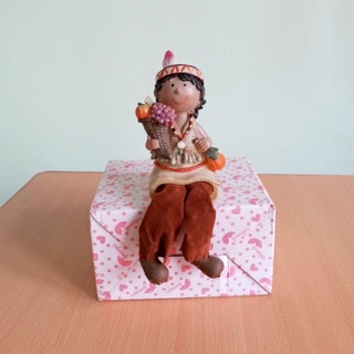 Tượng thổ dân cầm giỏ trái cây
