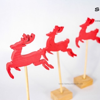 Standing con tuần lộc đỏ