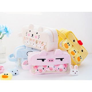 Bóp bút/ bóp viết họa tiết hình thú Mua Tất kèm huy hiệu thú bông 18cmx9cmx6.5cm (muatatshop)