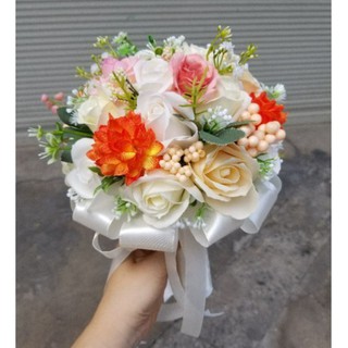 BÓ HOA CƯỚI CÔ DÂU CẦM TAY HOA HỒNG SÁP TÔNG CAM RỰC RỠ.