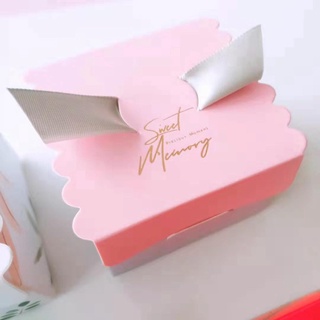 Hộp giấy mini 5 cm tự gấp hình hộp vuông, gắn ruy băng; in họa tiết sang trọng