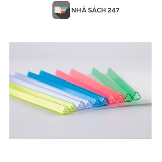 Kẹp rút gáy dày (File rút gáy) A4 Q311 chống thấm nước, cho độ bền cao, dễ dàng lau chùi khi bị bám bẩn.
