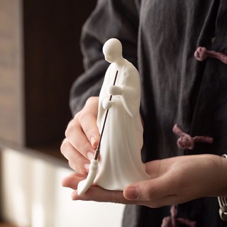 Tượng gốm Tầu để bàn trà : Vô danh Tăng Quét Lá.