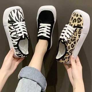 Giày Thể Thao Fashion Nữ Mũi Vuông Đơn Giản Dễ Mix Đồ