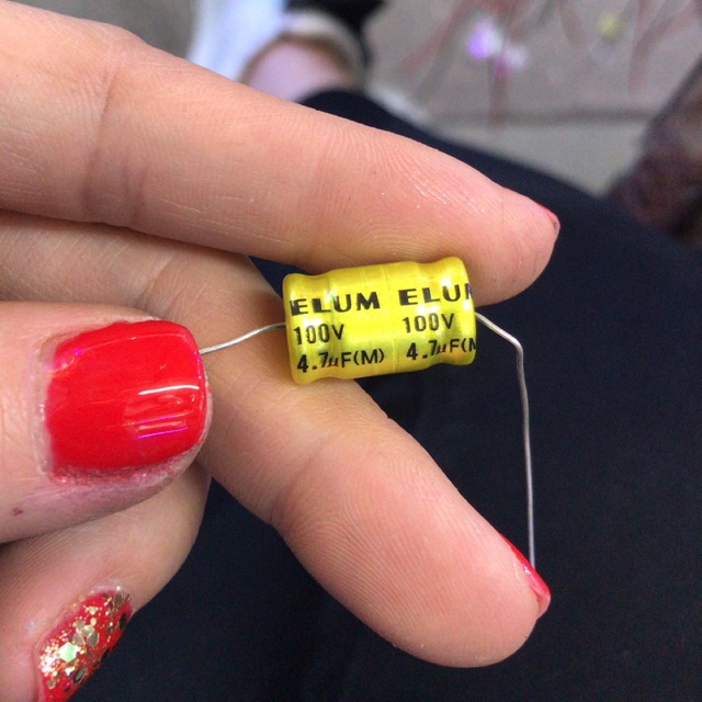 2 chiếc tụ 2 đầu 4,7mf 100v