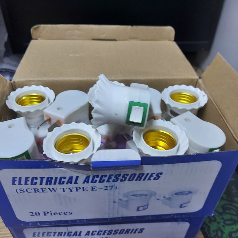 đuôi đèn có công tắc E27
