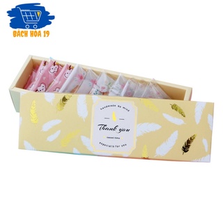 Hộp đựng bánh dứa lông vũ màu vàng 25×7.5×5.3cm