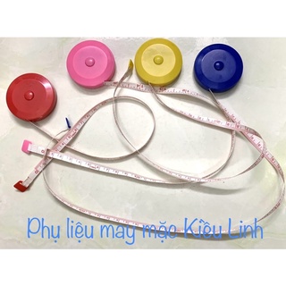 Thước dây cuộn dài 1,5m, có nút bấm rút dây vào rất tiện lợi