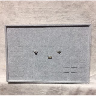 Khay nhung trưng được 100 chiếc nhẫn có 2 màu đen và xám,24x35cm