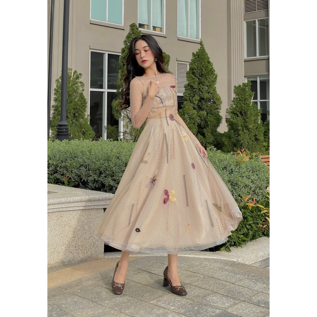 MAVEN - Váy beige lưới hoa tay dài đính kết Santorina Dress