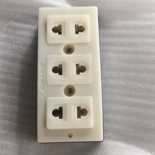 Ổ cắm 3 đế đen