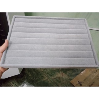 Khay nhẫn và bông tai nhung màu xám/màu đỏ hàng tốt 35cm x 25cm