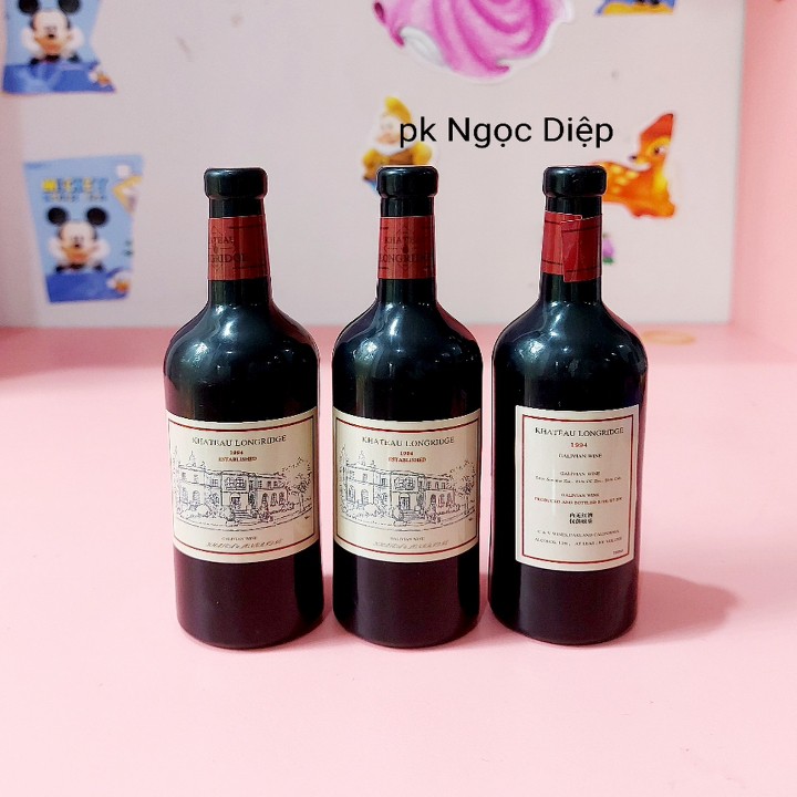 Mô hình chai vang đỏ trang trí bánh