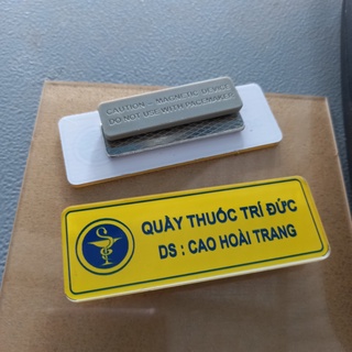 THẺ TÊN NHÂN VIÊN MICA - NAM CHÂM HOẶC GHIM