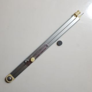 Compa nhôm giáo viên D40