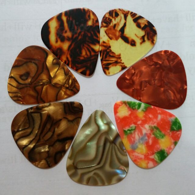 Pick guitar