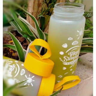 Bình thủy tinh đựng nước 500ml có dây xách màu vàng