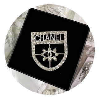 TAG CÀI ÁO CHANEO HUY HIỆU (CÀI ÁO KHIÊN)