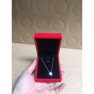 Hộp nhung có hoa văn đựng dây chuyền, nhẫn 8 x 7 x 3cm màu đỏ, màu xanh