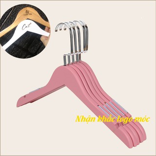 Móc gỗ hồng treo quần áo KTN vai đệm 44.5cm (1 móc)