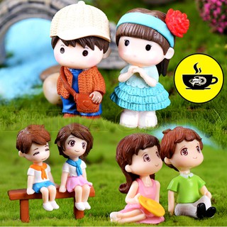 Cặp đôi đứng ngồi trên bãi cỏ trên ghế bé trai gái - mô hình trang trí tiểu cảnh