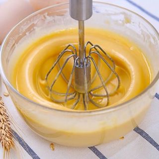 Dụng cụ đánh trứng trục xoay kiểu nhấn