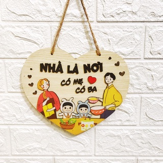 Bảng gỗ trang trí Ohay – Nhà là nơi có mẹ có ba 2 con (Tặng móc dán + móc đinh)