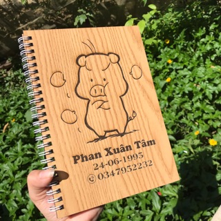 Sổ tay bìa gỗ khắc hình con heo _ sổ tay quà lưu niệm cho học sinh