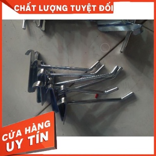 Móc sắt treo sản phẩm trên khung lưới