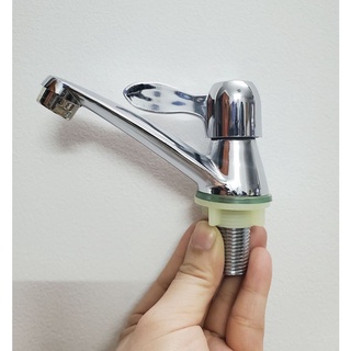 Vòi lavabo rửa mặt một đường nước lạnh.