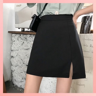 Chân váy chữ A ngắn xẻ trước màu đen bên trong có lót quần