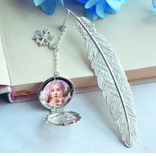 ( không kèm hộp ) Bookmark lông vũ IN HÌNH Rose Blackpink gắn điệp lá kim loại mỏng