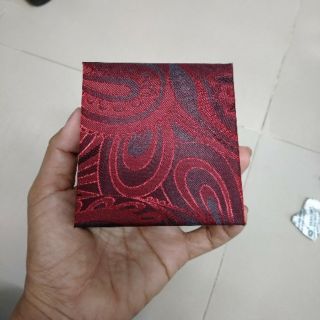 Hộp đựng vòng trang sức đỏ nút bấm có lớp nhung đen