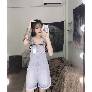 Sét yếm jean túi to trước bụng in chữ vàng xinh phối áo hai dây sọc , chất jean dày dặn