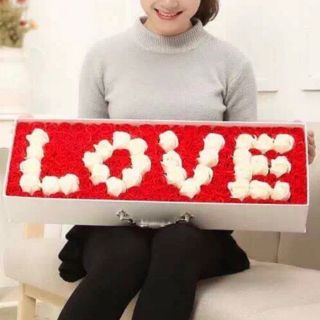 Hộp hoa hồng đỏ và trắng chữ love quà tặng Valentine