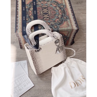 Túi xách nữ đeo chéo lady bạch tạng màu trắng khoá bạc size 20 fullbox có hộp
