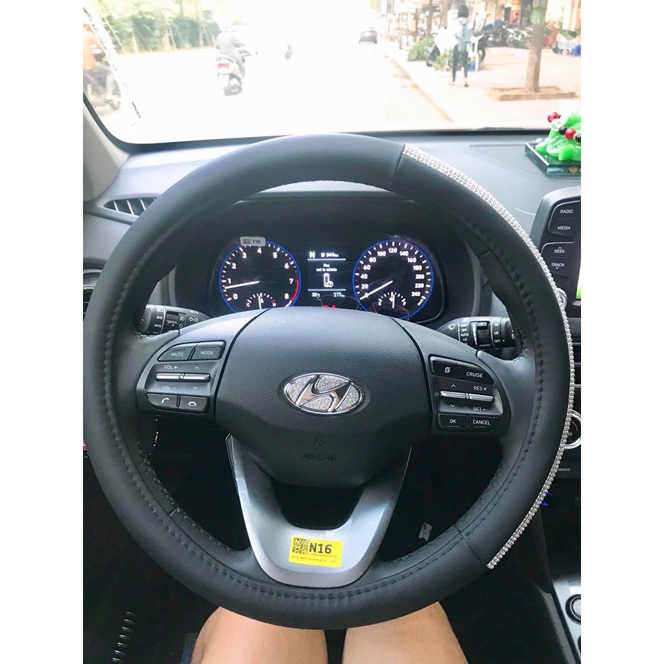 Đính đá logo tay lái Hyundai sang trọng thời trang