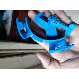 Kẹp ống mềm lên thành hồ khi thay nước cho hồ thủy sinh