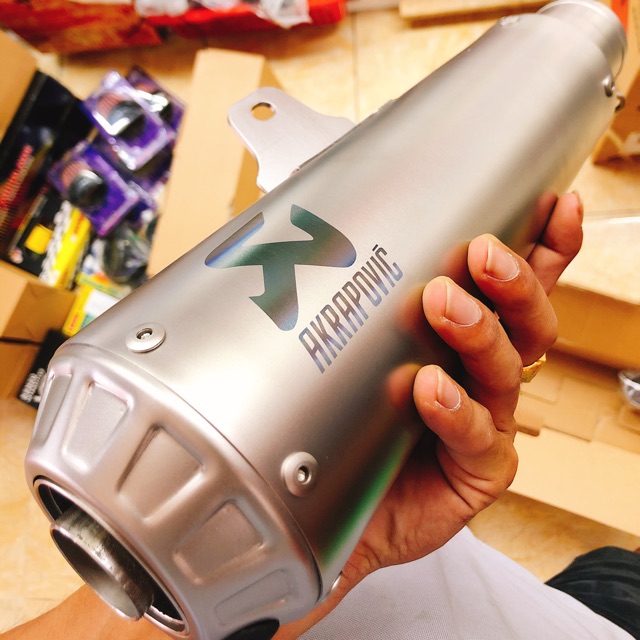 Lon pô akrapovic bạc
