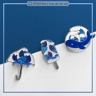 Pin cài áo sóng biển đại dương hình cá voi kem cây dù - GC011
