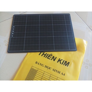 (Combo 4) gồm 1 cái bảng đen học sinh, 1 hộp phấn mic trắng 10 viên, 1 hộp phấn mic màu 10 viên, 1 cái lau bảng cầm tay.