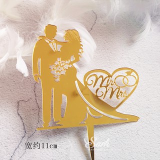 Topper mica Mr&amp;Mrs cầm hoa
