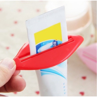 Dụng cụ kẹp lấy kem đánh răng siêu tiết kiệm Doconu