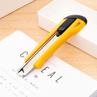 Dao Rọc Giấy Deli Cỡ Lớn Chất Lượng - Lưỡi SK5 Sắc Bén - Khóa Tự Động An Toàn Tiện Lợi - E2040/E2042/E2045/E2047