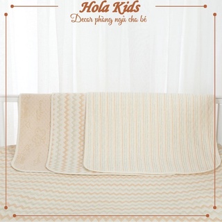 Tấm lót, thảm lót chống thấm kẻ ngang 4 lớp thoáng khí cho bé HolaKids Decor