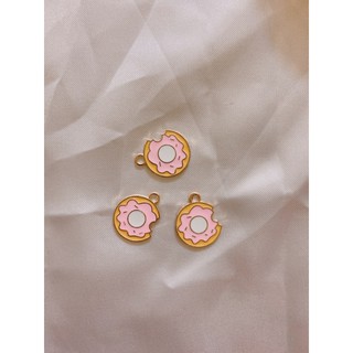 Charm kim loại hình bánh Donut