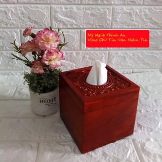 Hộp khăn giấy vuông bằng gỗ hương đỏ cao cấp mặt trạm hoa văn cổ điển HGVT13