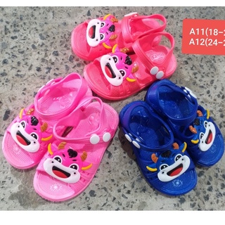 DÉP SANDAL NHỰA MỀM DẺO HÌNH CON BÒ CƯỜI TẬP ĐI CHO BÉ