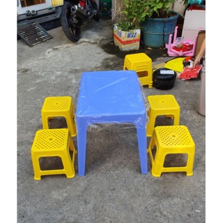 Bàn nhựa chữ nhật Duy Tân màu xanh dương, lá, đỏ, vàng. Kích thước 70 x 50 x 50.5 cm